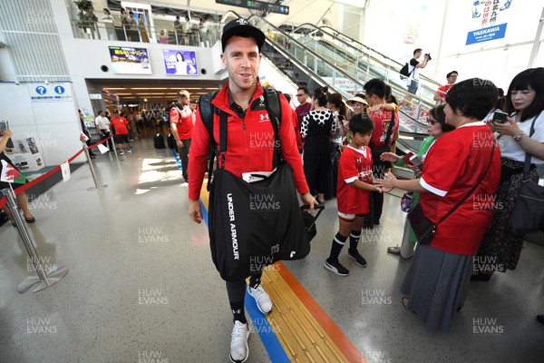 140919 - Wales Rugby Squad Arrive in Kitakyushu - Gareth Davies meets locals after arriving in Kitakyushu