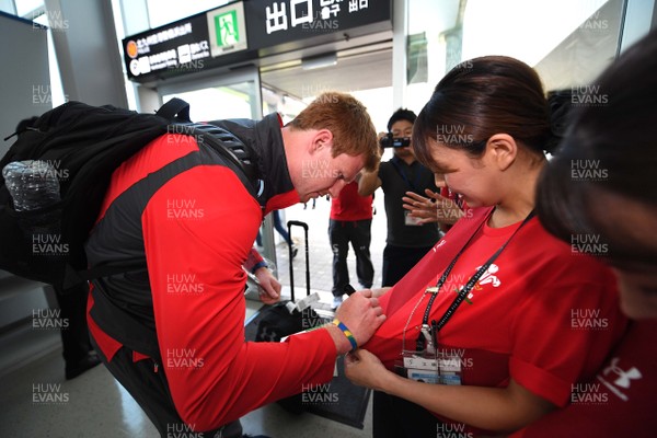 140919 - Wales Rugby Squad Arrive in Kitakyushu - Rhys Patchell meets locals after arriving in Kitakyushu