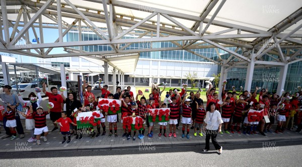 140919 - Wales Rugby Squad Arrive in Kitakyushu - A group of locals line the streets after the Welsh Rugby Squad arrival in Kitakyushu
