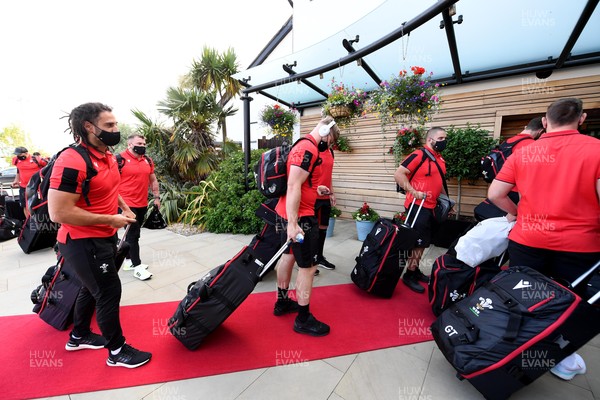 200621 - Wales Rugby Squad Arrive in North Wales - Josh Navidi, Sam Parry, Aaron Wainwright and nicky Smith arrives at the Quay Hotel in Deganwy ahead of the squads training camp in North Wales this week