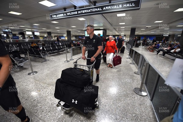270518 - Wales Rugby Squad Arrive in Washington DC - Scott Williams arrives in Washington DC