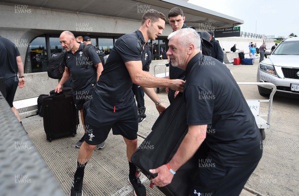 270518 - Wales Rugby Squad Arrive in Washington DC - George North helps kit man John Rowlands after arriving  in Washington DC