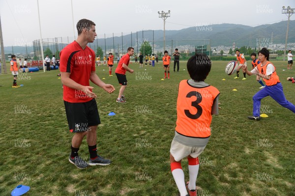 060613 - Wales Rugby Squad Coach Japanese Children -Steve Shingler during training with Japanese Children