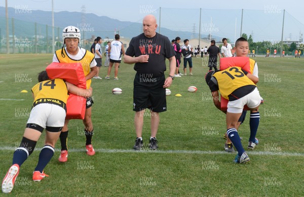 060613 - Wales Rugby Squad Coach Japanese Children -Shaun Edwards during training with Japanese Children