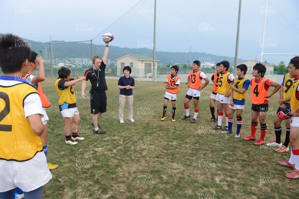 060613 - Wales Rugby Squad Coach Japanese Children -John Ashby during training with Japanese Children