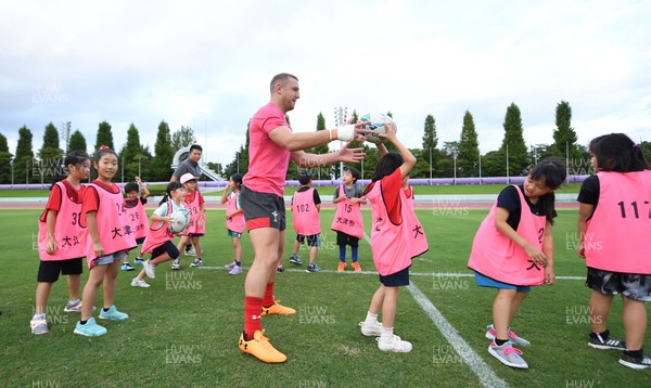 041019 - Wales Rugby Squad Members Coaching Local School Children - Hadleigh Parkes during a coaching session with local school children