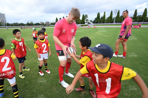 041019 - Wales Rugby Squad Members Coaching Local School Children - Aaron Wainwright during a coaching session with local school children