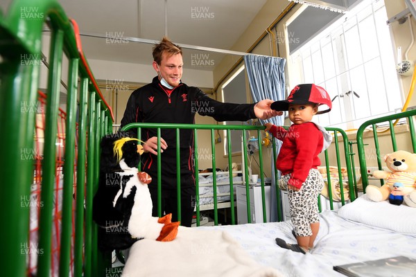 130722 - Wales Rugby Squad Members Visit Children’s Hospital in Cape Town - Nick Tompkins meets children at Red Cross War Memorial Children's Hospital in Cape Town