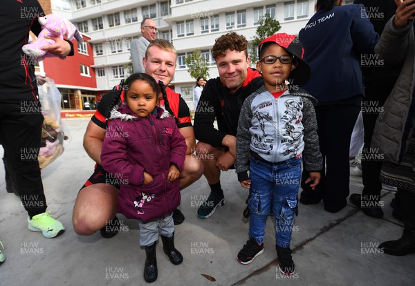 130722 - Wales Rugby Squad Members Visit Children’s Hospital in Cape Town - Dewi Lake and Will Rowlands at Red Cross War Memorial Children's Hospital in Cape Town
