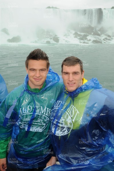 28.05.09 - Wales Rugby - Wales wingers Chris Czekaj and Tom James during a visit to Niagara Falls. 