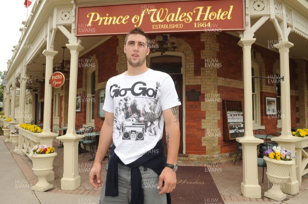 28.05.09 - Wales Rugby - Josh Turnbull outside the Prince of Wales Hotel during a visit to Niagara-on-the-Lake. 