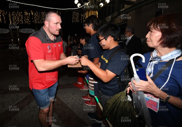 011019 - Wales Rugby Welcome to Otsu -  Ken Owens meets locals