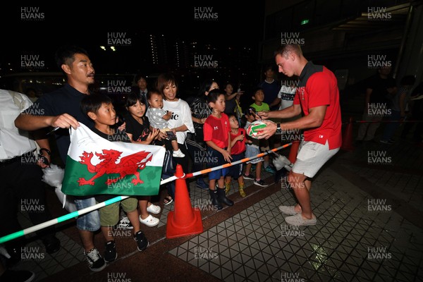 011019 - Wales Rugby Welcome to Otsu -  Liam Williams meets locals