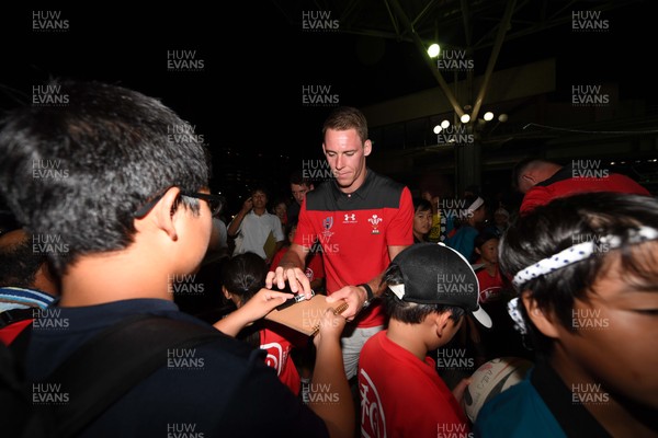 011019 - Wales Rugby Welcome to Otsu -  Liam Williams meets locals