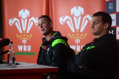 041114 - Wales Rugby Team Announcement -Wales coach Rob Howley and captain Sam Warburton (right) talk to media