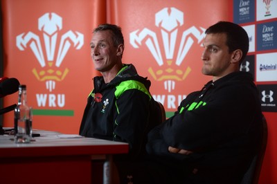 041114 - Wales Rugby Team Announcement -Wales coach Rob Howley and captain Sam Warburton (right) talk to media