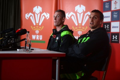 041114 - Wales Rugby Team Announcement -Wales coach Rob Howley and captain Sam Warburton (right) talk to media