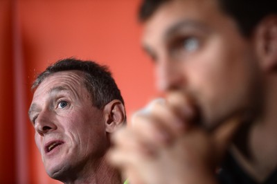 041114 - Wales Rugby Team Announcement -Wales coach Rob Howley and captain Sam Warburton (right) talk to media