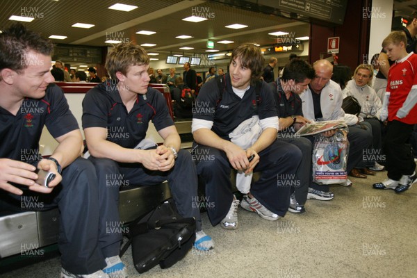 080307 Wales rugby in Rome Ryan Jones chats with Dwayne Peel while they await the arrival of their bags in Rome's Fiumicino Airport � Huw Evans, Cardiff