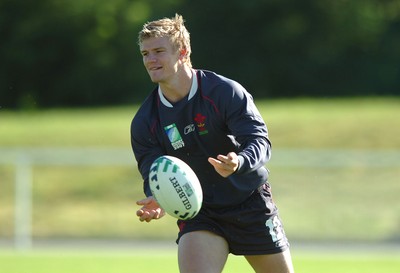 05.09.07 - Wales Rugby World Cup Training - France - Dwayne Peel in action during training 