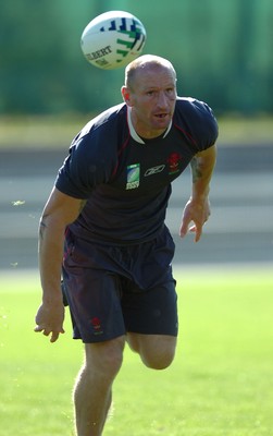05.09.07 - Wales Rugby World Cup Training - France - Gareth Thomas in action during training 