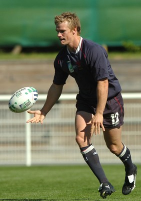 05.09.07 - Wales Rugby World Cup Training - France - Dwayne Peel in action during training 