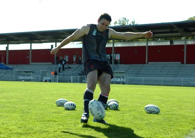 05.09.07 - Wales Rugby World Cup Training - France - Stephen Jones practices his kicking 
