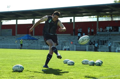 05.09.07 - Wales Rugby World Cup Training - France - Stephen Jones practices his kicking 