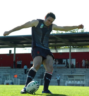 05.09.07 - Wales Rugby World Cup Training - France - Stephen Jones practices his kicking 
