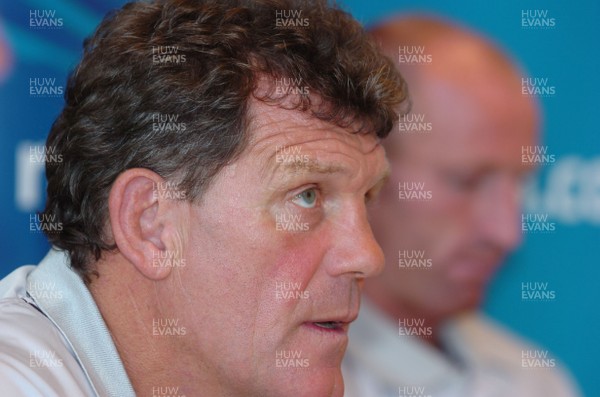05.09.07 - Wales Rugby World Cup Training - France - Gareth Jenkins(Head Coach) fields questions during a press conference at City Hall in St Nazaire, France 