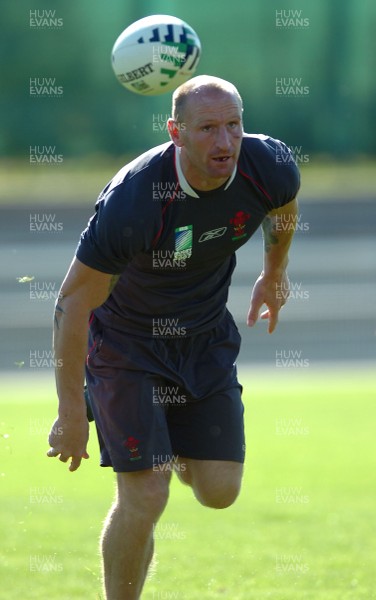 05.09.07 - Wales Rugby World Cup Training - France - Gareth Thomas in action during training 
