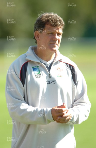 05.09.07 - Wales Rugby World Cup Training - France - Wales Coach, Gareth Jenkins makes a point during training 