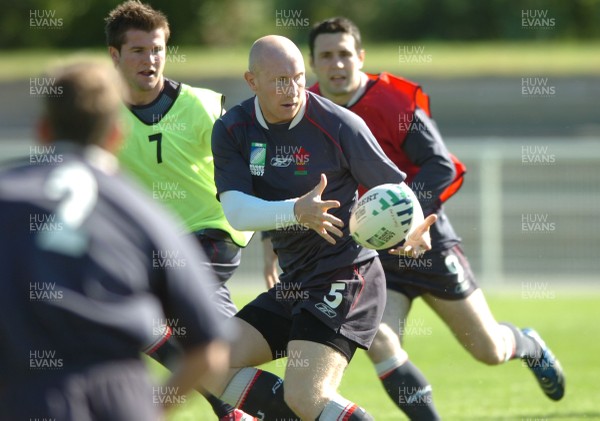 05.09.07 - Wales Rugby World Cup Training - France - Tom Shanklin in action during training 