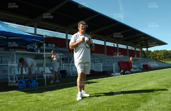 05.09.07 - Wales Rugby World Cup Training - France - Wales Coach, Gareth Jenkins looks on during training 