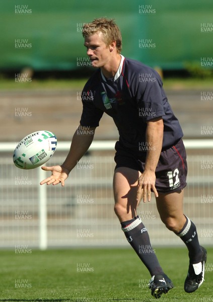 05.09.07 - Wales Rugby World Cup Training - France - Dwayne Peel in action during training 