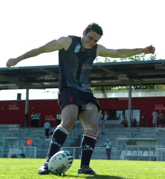 05.09.07 - Wales Rugby World Cup Training - France - Stephen Jones practices his kicking 