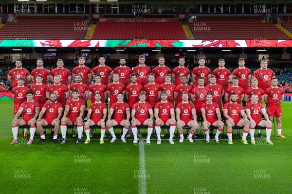 301025 - Wales Rugby Team Photo for Quilter Nations Series 2025 -   Back Row: Christian Coleman, Olly Cracknell, Rhys Carre, Taine Plumtree, Adam Beard, Rhys Davies, James Fender, Ben Carter, Max Llewellyn, Freddie Thomas, Alex Mann, Louie Hennessey and Archie Griffin  Middle Row: Dan Edwards, Brodie Coghlan, Keiron Assiratti, Liam Belcher, Joe Hawkins, Morgan Morse, Rio Dyer, Tom Rogers, Jacob Beetham, Ben Thomas, Jarrod Evans, Danny Southworth, Reuben Morgan-Williams, Blair Murray and Callum Sheedy  Front Row: Louis Rees-Zammit, Nicky Smith, Dafydd Jenkins, Tomos Williams, Josh Adams, Jac Morgan, Aaron Wainwright, Dewi Lake, Kieran Hardy, Gareth Thomas and Nick Tompkins  
