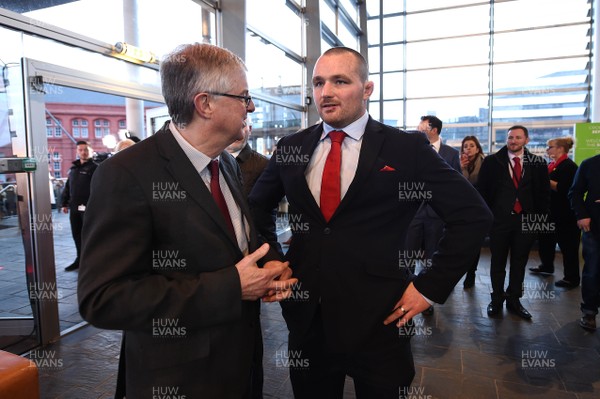 180319 - Wales Rugby Celebration at the Senedd - Wales first minister Mark Drakeford talks to Ken Owens
