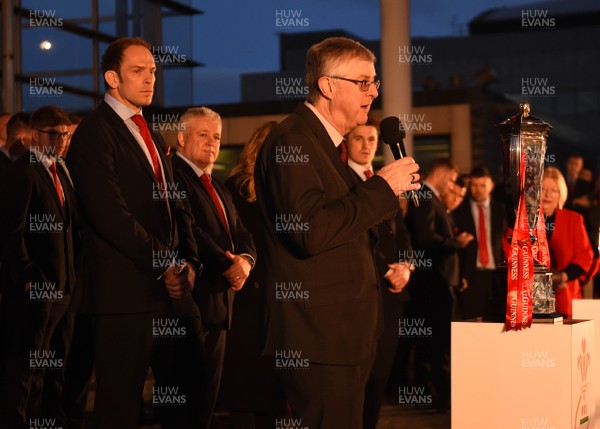 180319 - Wales Rugby Celebration at the Senedd - Wales First Minister Mark Drakeford talks to gathered crowds