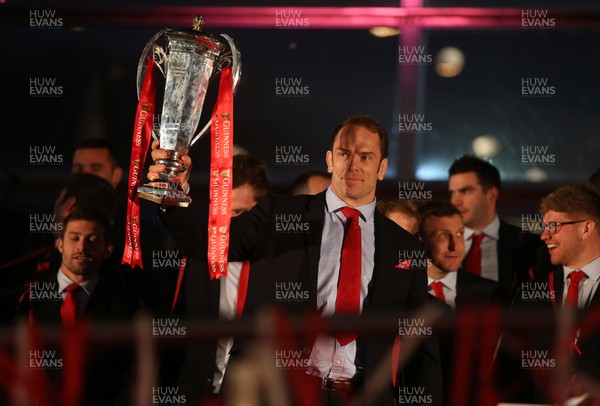 180319 - Welsh Rugby Team at their reception at The Senedd after winning the 6 Nations Grand Slam - Alun Wyn Jones with the 6 Nations trophy