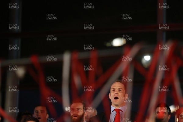 180319 - Welsh Rugby Team at their reception at The Senedd after winning the 6 Nations Grand Slam - Alun Wyn Jones singing the anthem