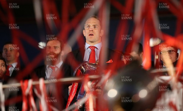 180319 - Welsh Rugby Team at their reception at The Senedd after winning the 6 Nations Grand Slam - Alun Wyn Jones singing the anthem