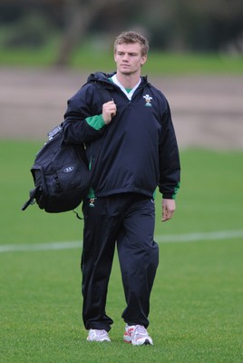 24.11.09 - Wales Rugby Training - Dwayne Peel arrives for training. 