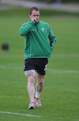 24.11.09 - Wales Rugby Training - Shane Williams sits out of training with an ice pack on his thigh during training. 