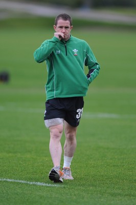 24.11.09 - Wales Rugby Training - Shane Williams sits out of training with an ice pack on his thigh during training. 