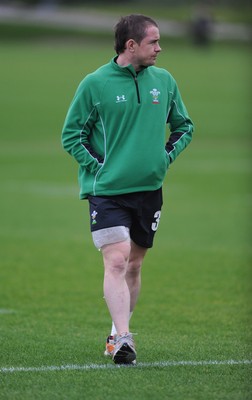 24.11.09 - Wales Rugby Training - Shane Williams sits out of training with an ice pack on his thigh during training. 