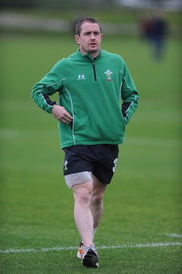 24.11.09 - Wales Rugby Training - Shane Williams sits out of training with an ice pack on his thigh during training. 