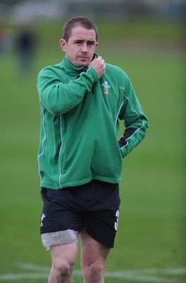 24.11.09 - Wales Rugby Training - Shane Williams sits out of training with an ice pack on his thigh during training. 