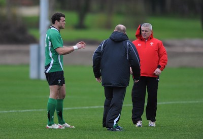 24.11.09 - Wales Rugby Training - Jamie Roberts talks to Neil Jenkins and Warren Gatland during training. 