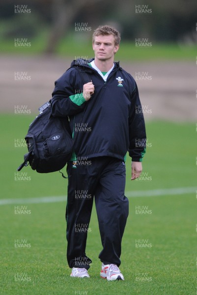 24.11.09 - Wales Rugby Training - Dwayne Peel arrives for training. 